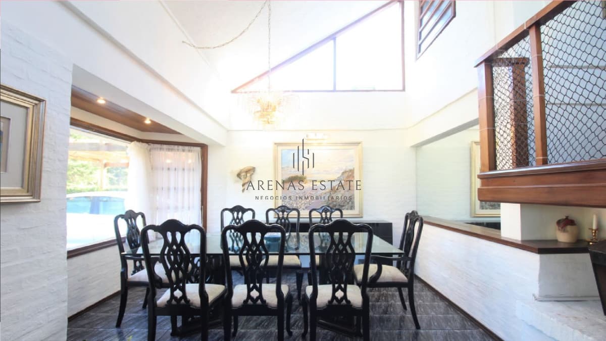 Casa ID.2429 - Casa en venta en playa Brava a solo 100 mts del mar. 4 dormitorios + dep.