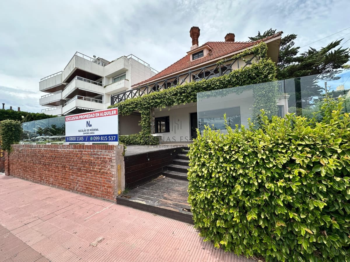 Casa de gran tamaño ubicada a pasos del Mar