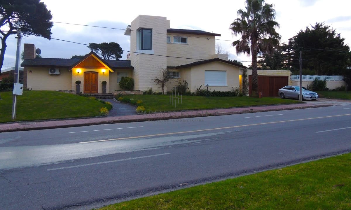 Casa ID.3949 - VENDE EXCELENTE CASA DE 4 DORMITORIOS EN PLAYA MANSA, PUNTA DEL ESTE