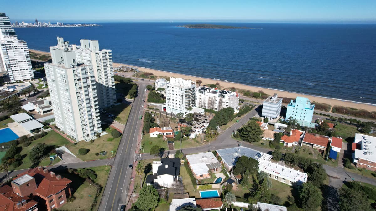 Casa ID.3949 - VENDE EXCELENTE CASA DE 4 DORMITORIOS EN PLAYA MANSA, PUNTA DEL ESTE