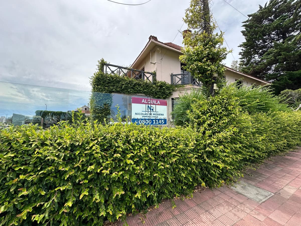 Casa de gran tamaño ubicada a pasos del Mar