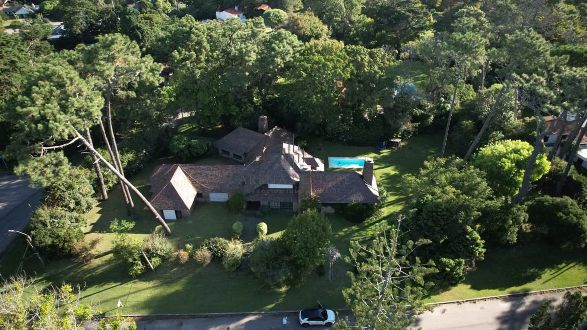Casa ID.3950 - Hermosa mansión en Golf de 6 dormitorios , Punta del Este
