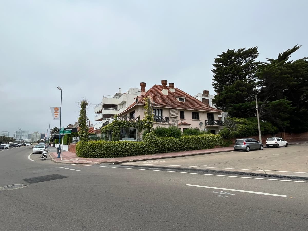 Casa de gran tamaño ubicada a pasos del Mar