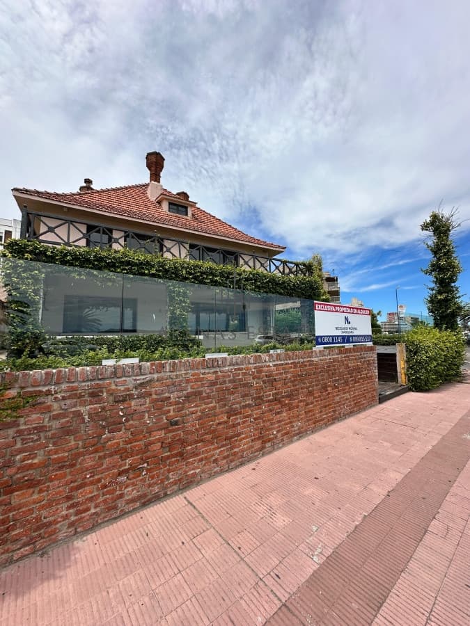 Casa de gran tamaño ubicada a pasos del Mar