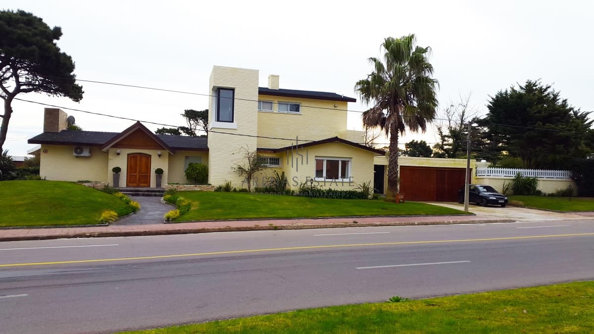 Casa ID.3949 - VENDE EXCELENTE CASA DE 4 DORMITORIOS EN PLAYA MANSA, PUNTA DEL ESTE