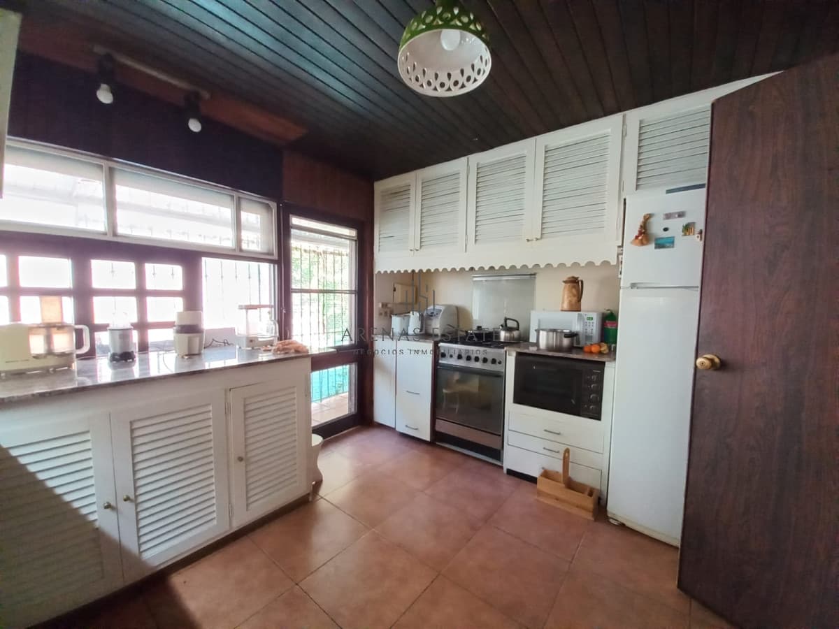 Casa ID.4013 - Vende casa de 4 dormitorios en Pinares, cerca del mar. Punta del Este.