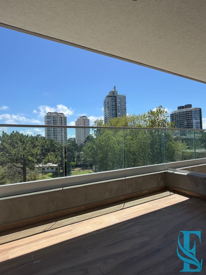 Vende impecable apartamento de 2 dormitorios en Brava, Punta del Este.