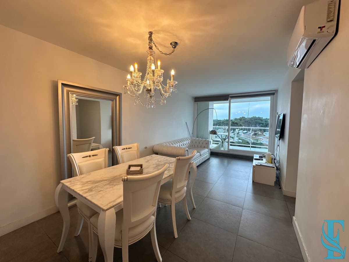 Vende apartamento de 2 dormitorios en Roosevelt Punta del Este.