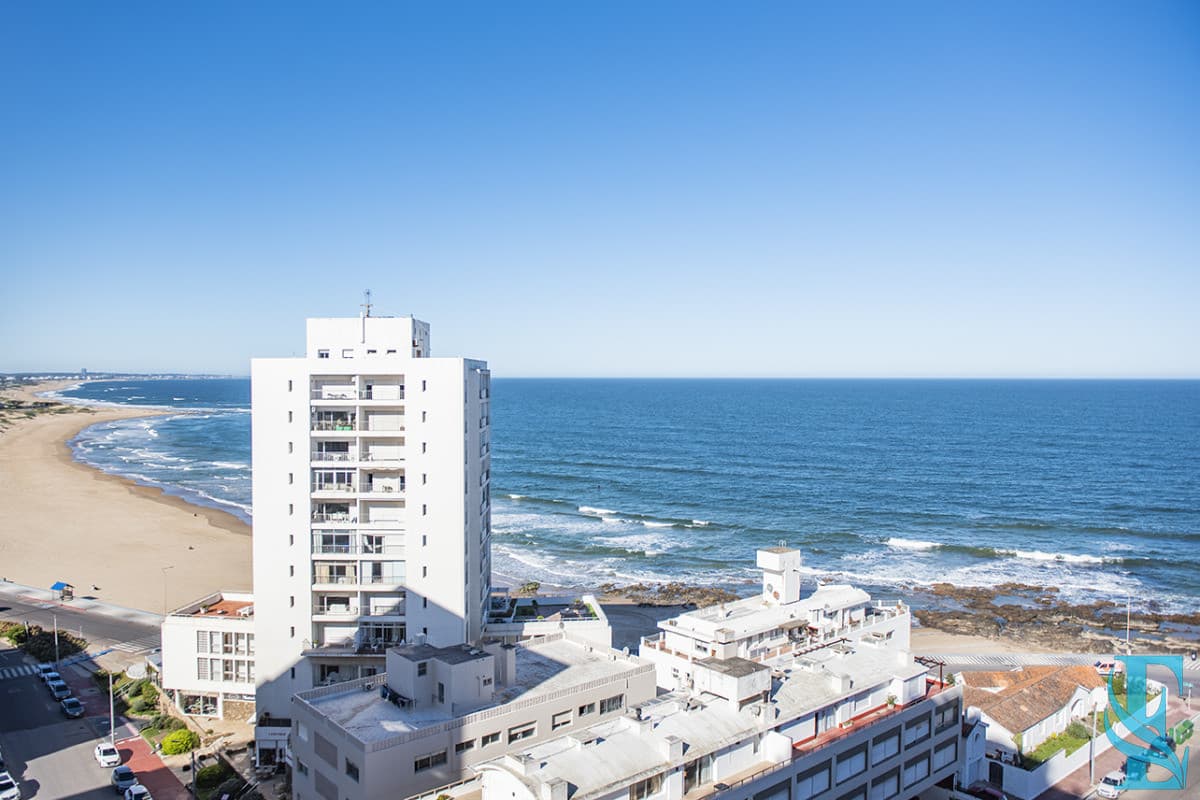 Apartamento de 1 dormitorio y medio en venta en Peninsula, vista al mar.