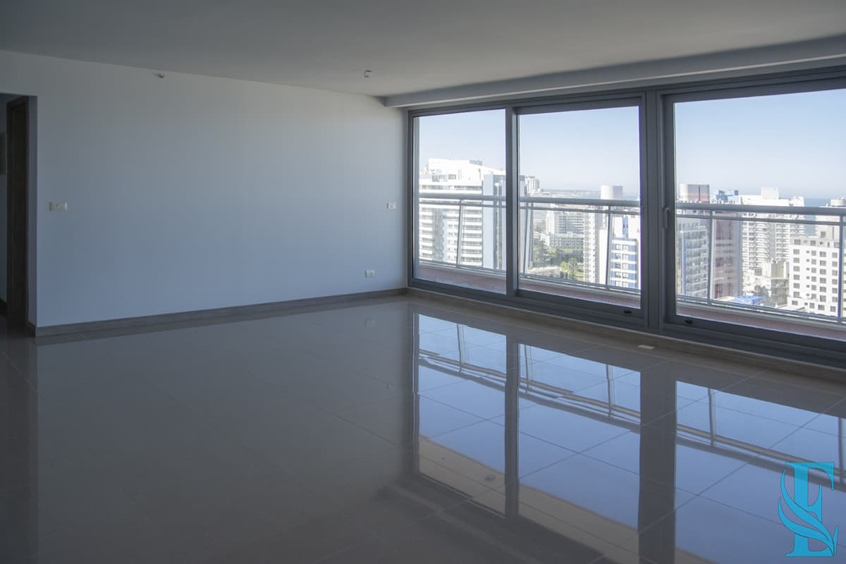 Lindo departamento con Gran Iluminación. Torre moderna a pasos del mar