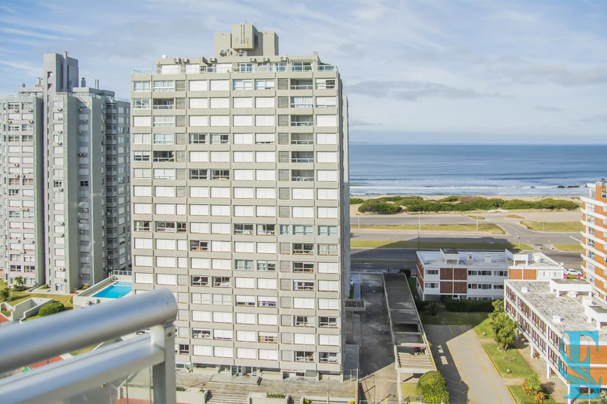 Apartamento de 2 dormitorios en venta en Torre moderna a metros del mar.