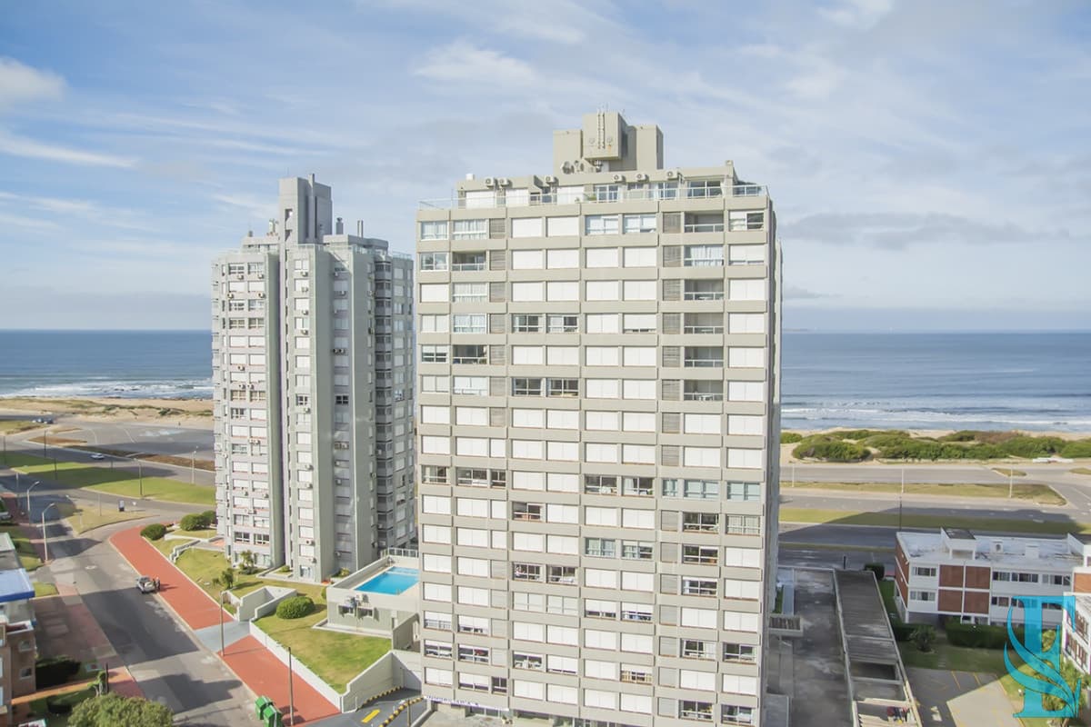 Apartamento de 2 dormitorios en venta en Torre moderna a metros del mar.