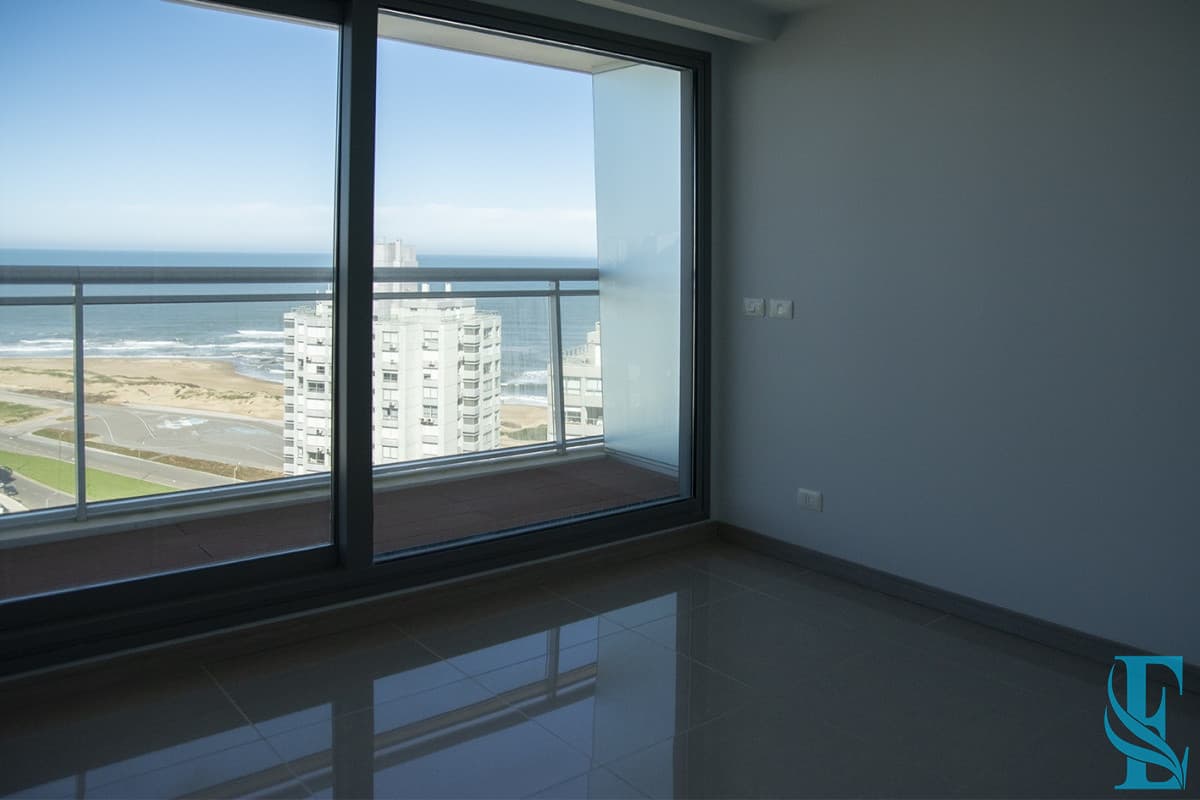 Lindo departamento con Gran Iluminación. Torre moderna a pasos del mar