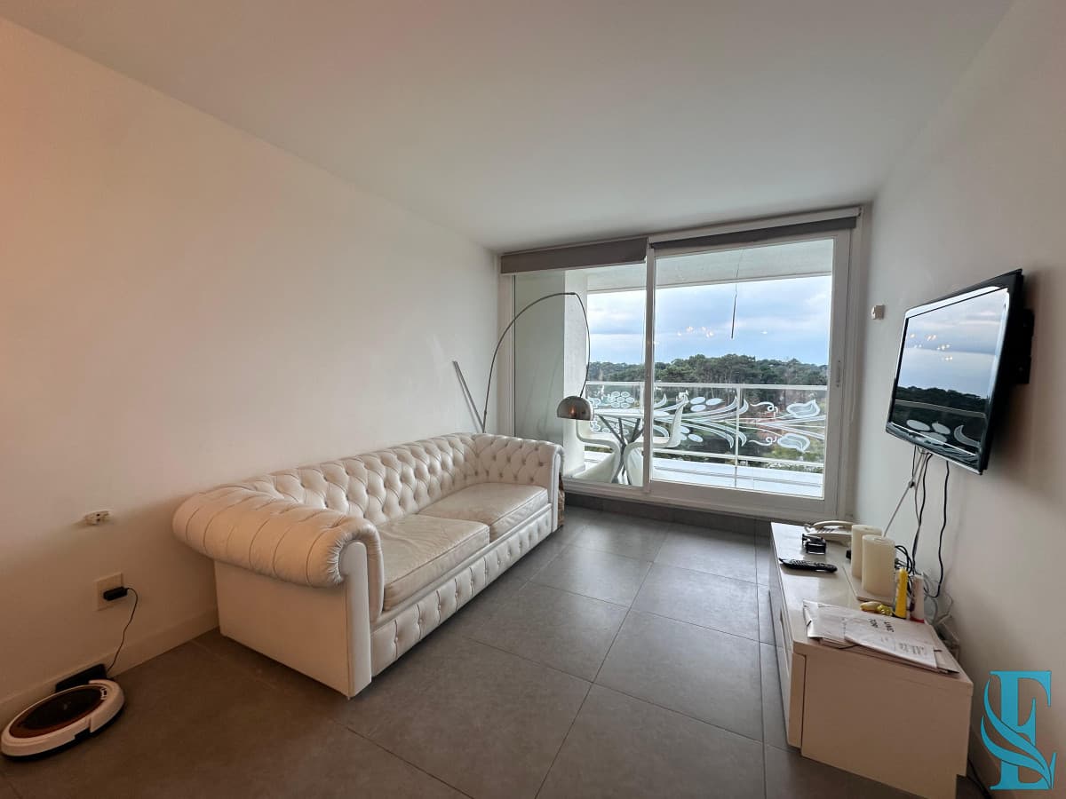 Vende apartamento de 2 dormitorios en Roosevelt Punta del Este.