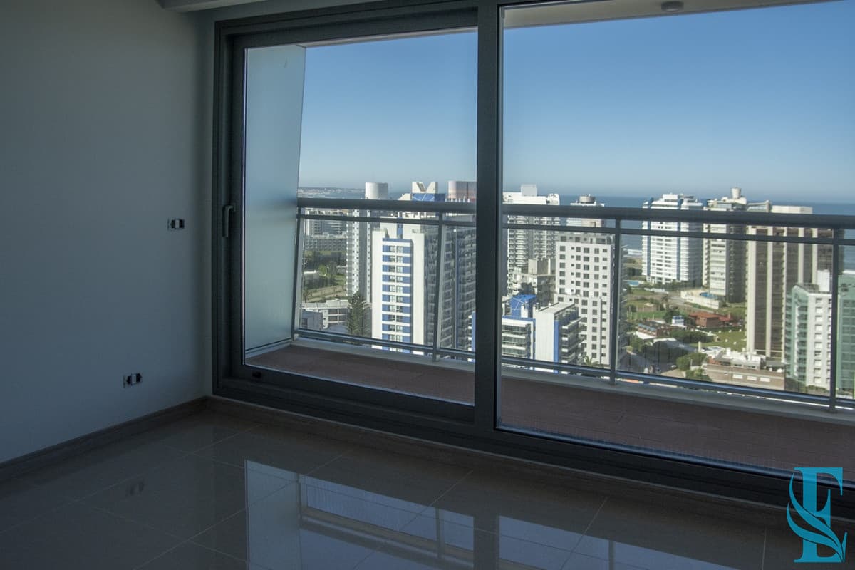Lindo departamento con Gran Iluminación. Torre moderna a pasos del mar