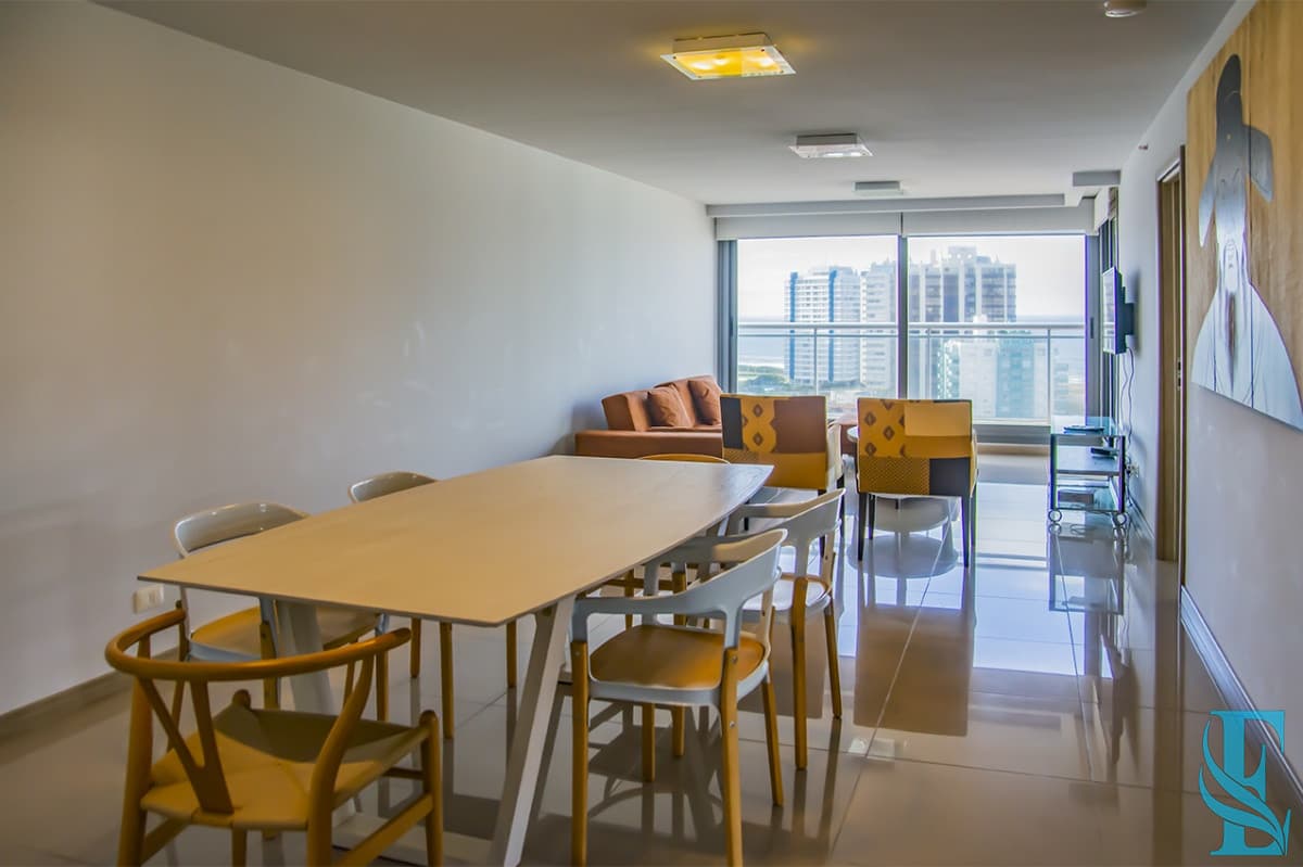 Apartamento de 2 dormitorios en venta en Torre moderna a metros del mar.