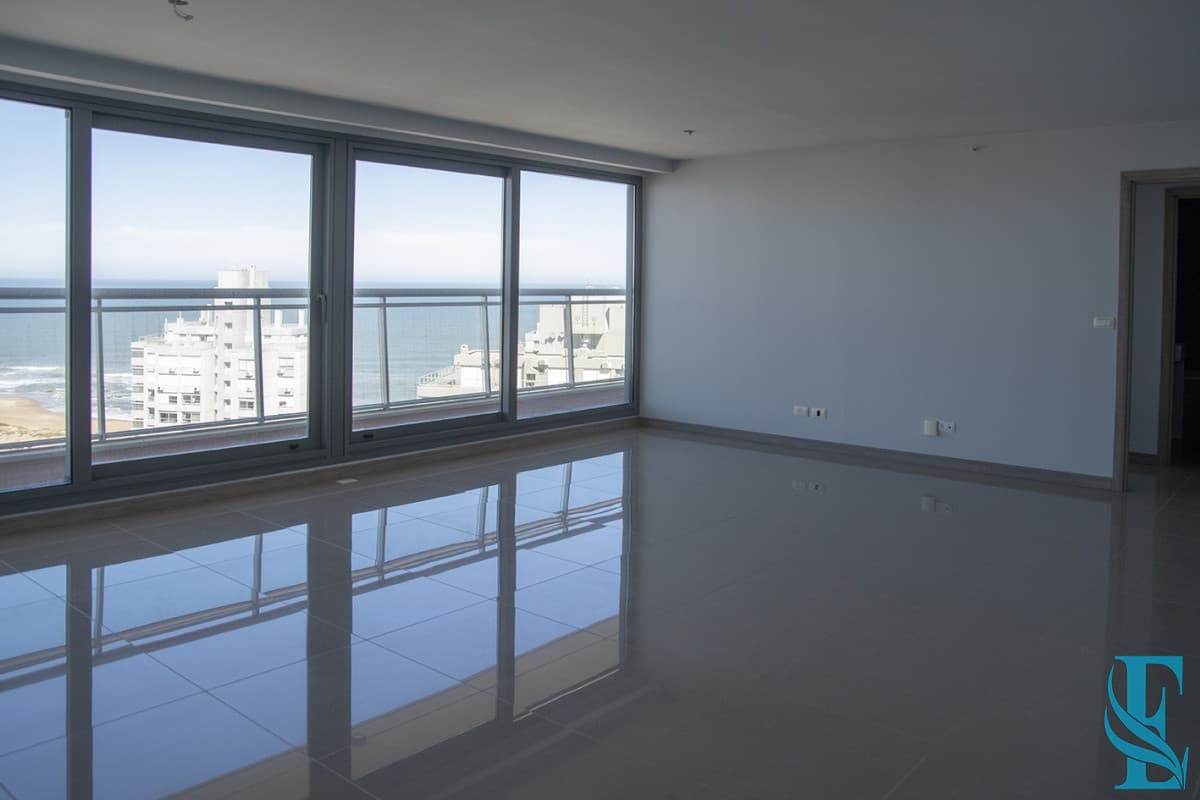 Lindo departamento con Gran Iluminación. Torre moderna a pasos del mar