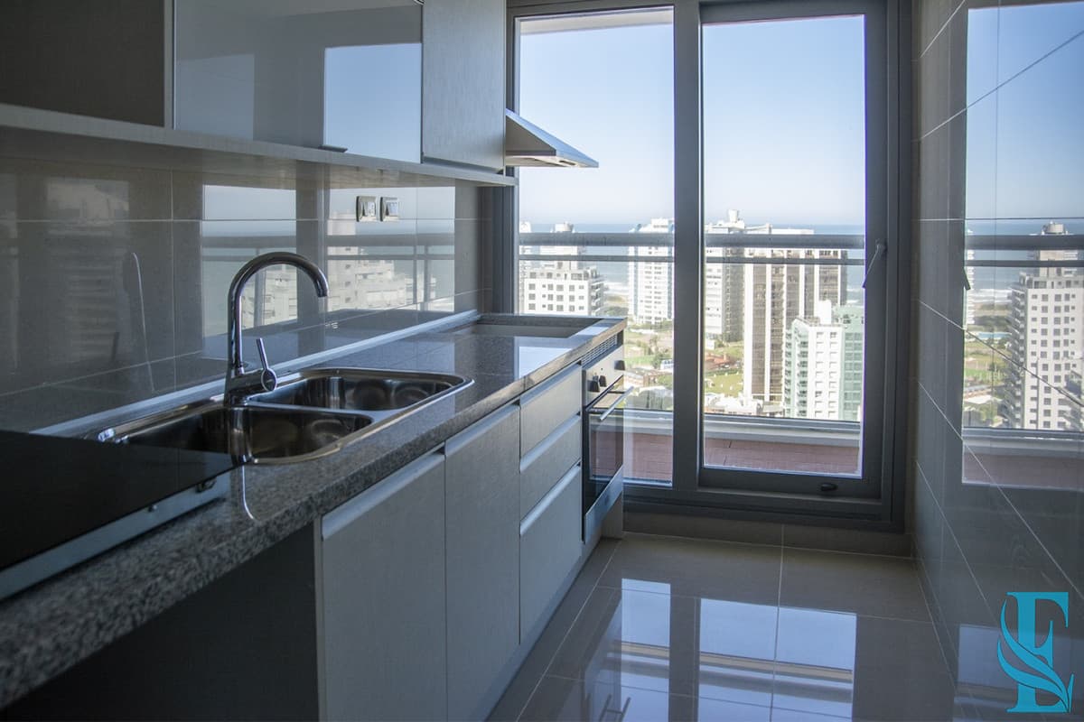 Lindo departamento con Gran Iluminación. Torre moderna a pasos del mar
