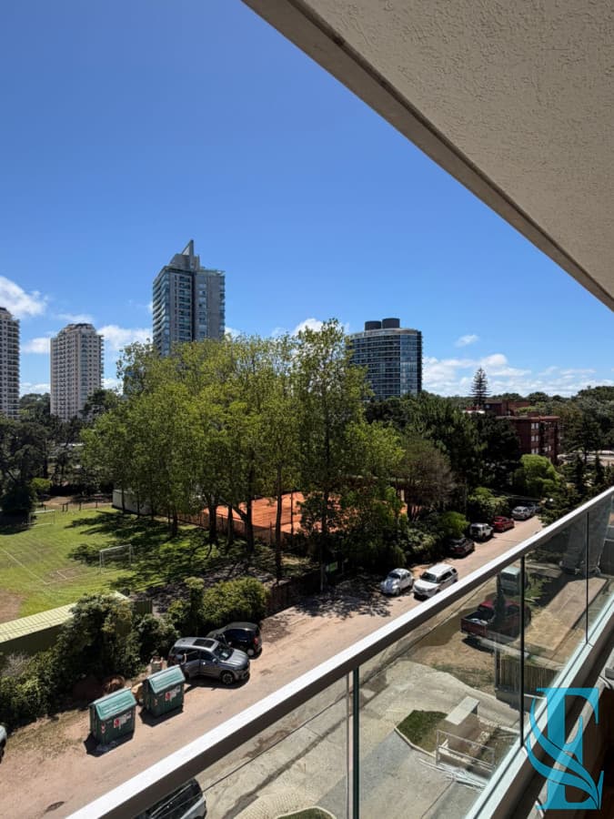 Vende impecable apartamento de 2 dormitorios en Brava, Punta del Este.