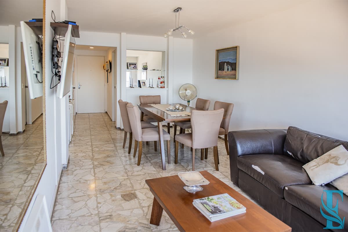 Apartamento de 1 dormitorio y medio en venta en Peninsula, vista al mar.