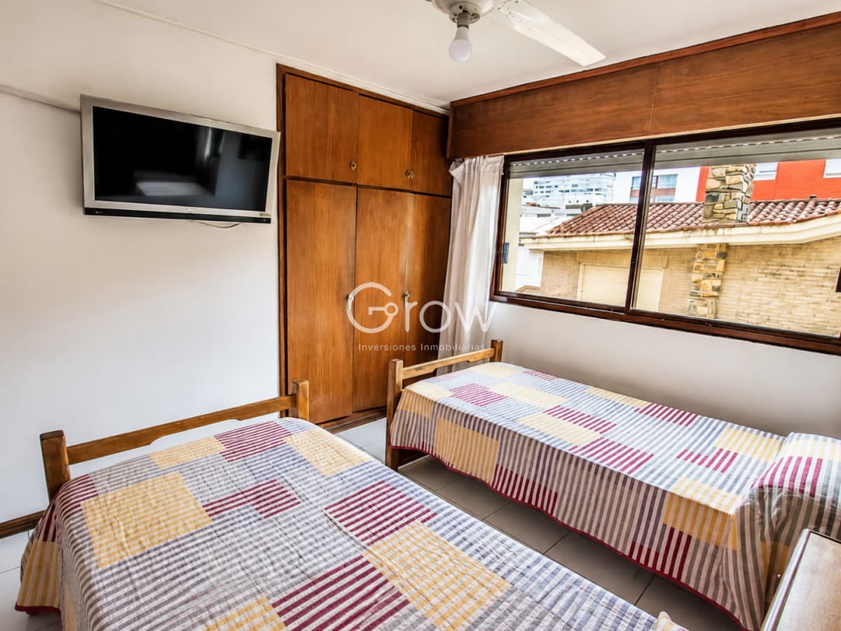 Vende apartamento impecable de 3 dormitorios con balcon cerrado frente al mar en Península, Punta del Este