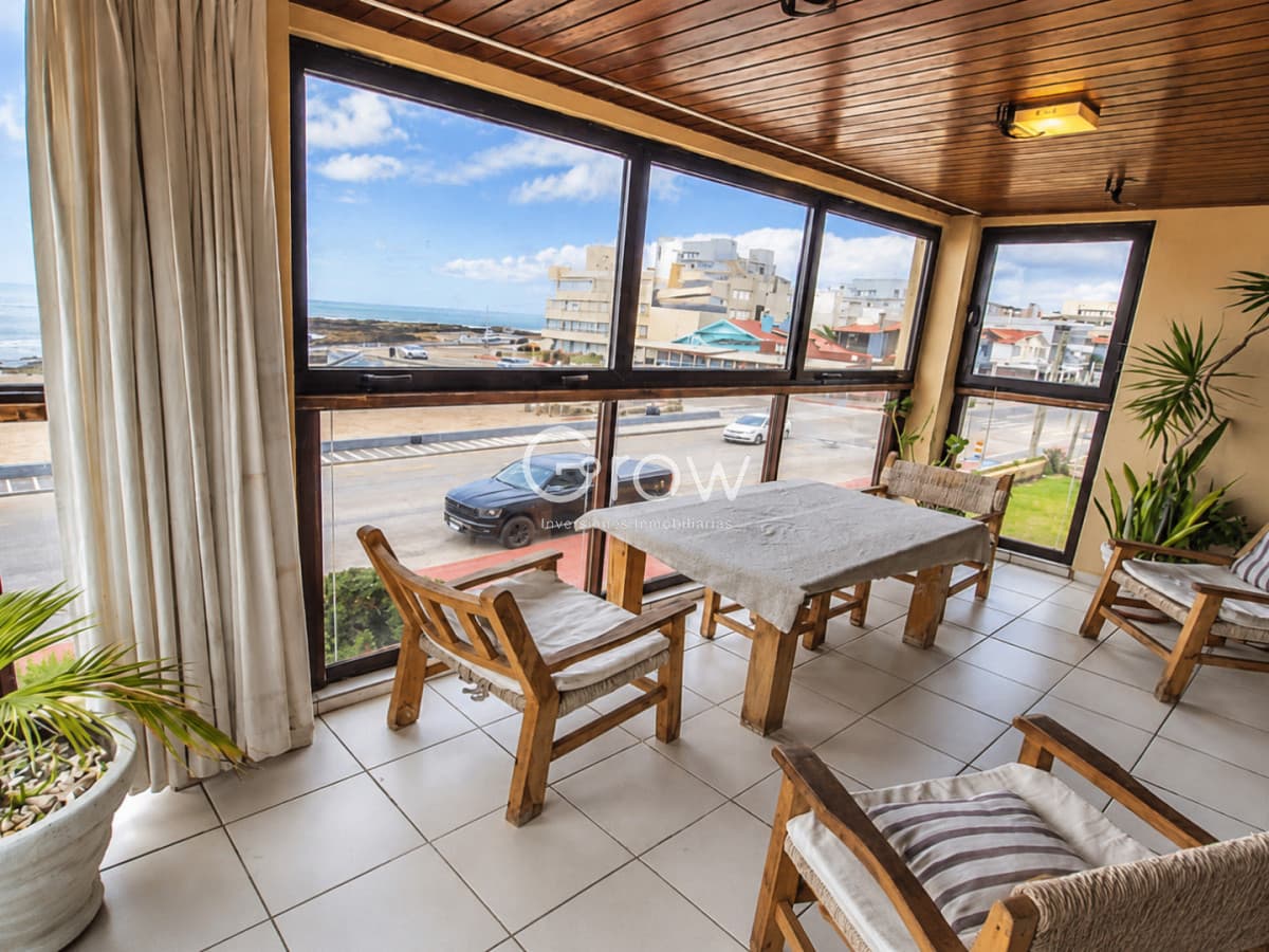 Vende apartamento impecable de 3 dormitorios con balcon cerrado frente al mar en Península, Punta del Este