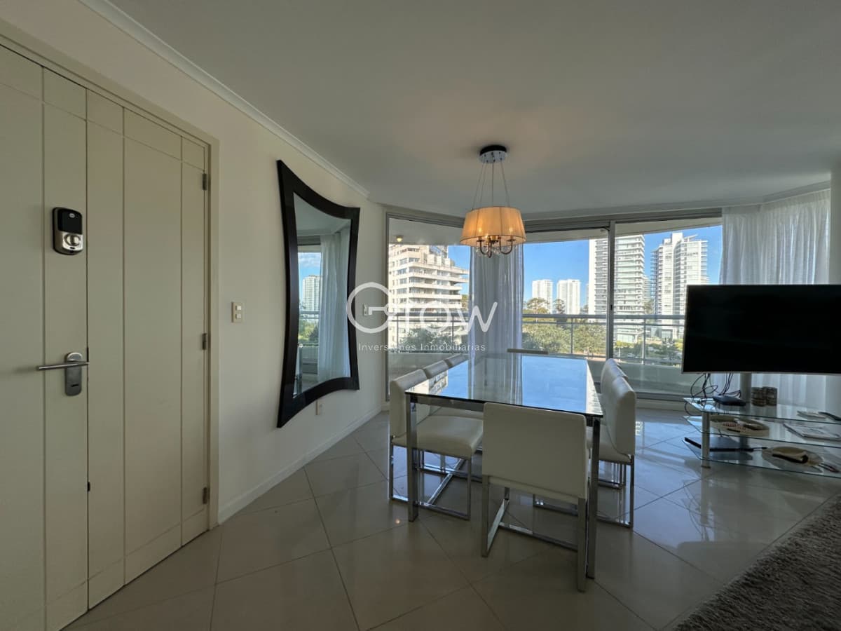 Hermoso apartamento en venta de 3 dormitorios y dependencia