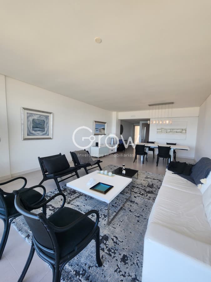 Vende apartamento de 3 dormitorios en suite, con vista al mar en Brava, Punta del Este
