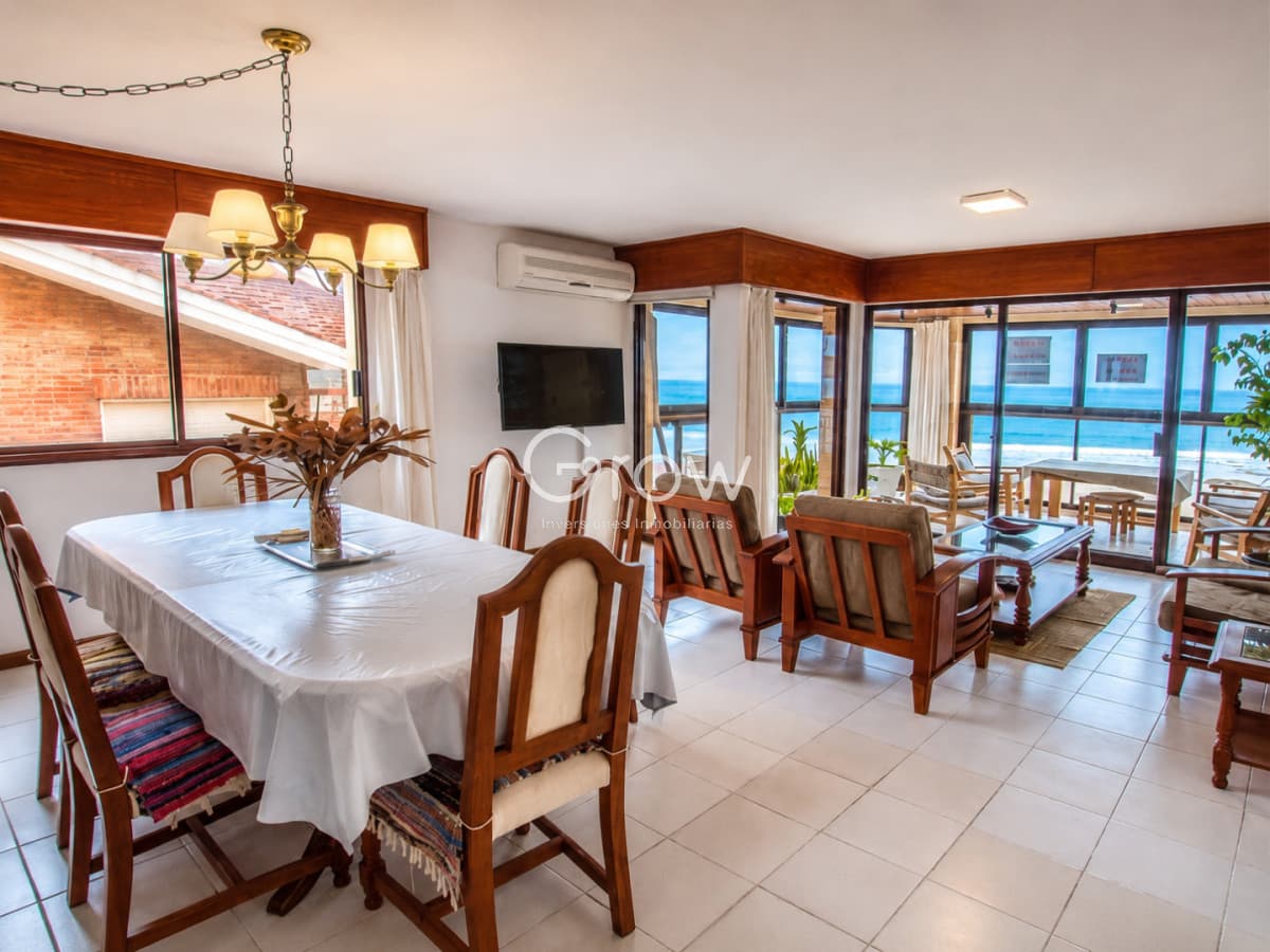 Vende apartamento impecable de 3 dormitorios con balcon cerrado frente al mar en Península, Punta del Este