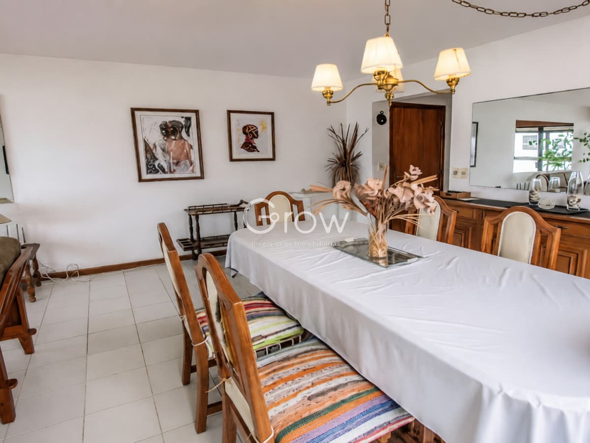 Vende apartamento impecable de 3 dormitorios con balcon cerrado frente al mar en Península, Punta del Este