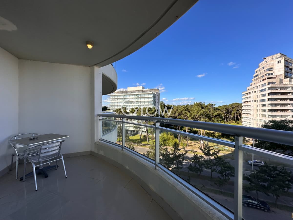 Hermoso apartamento en venta de 3 dormitorios y dependencia
