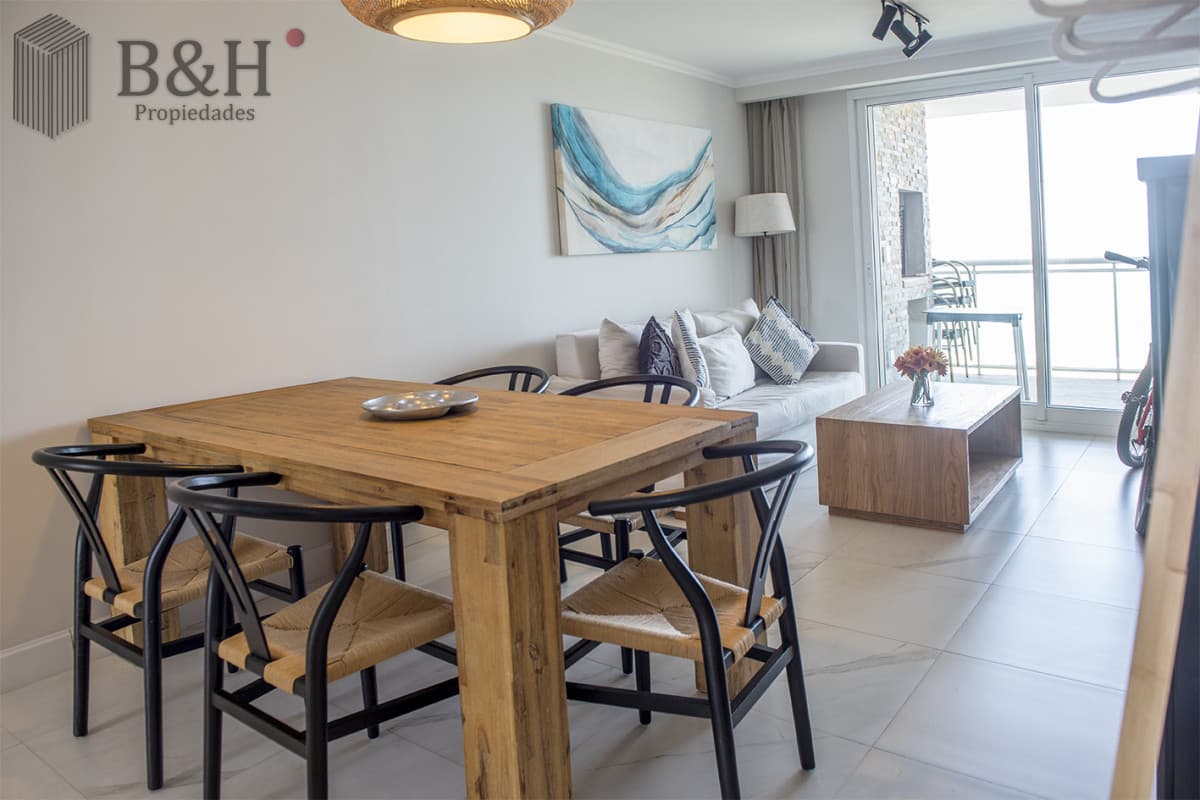 Vende departamento de 2 dormitorios en Playa Mansa, Punta del Este