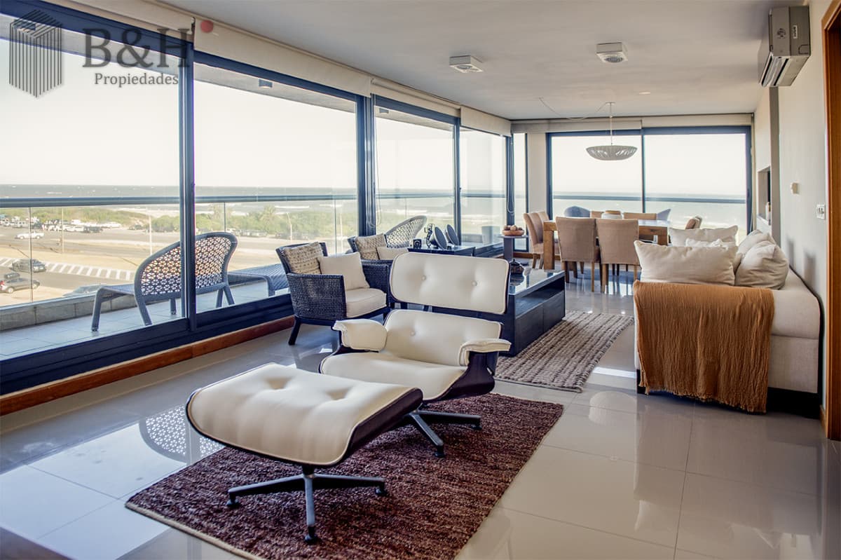 Apartamento Penthouse, frente al mar, playa brava, 3 dormitorios con hermosa vista