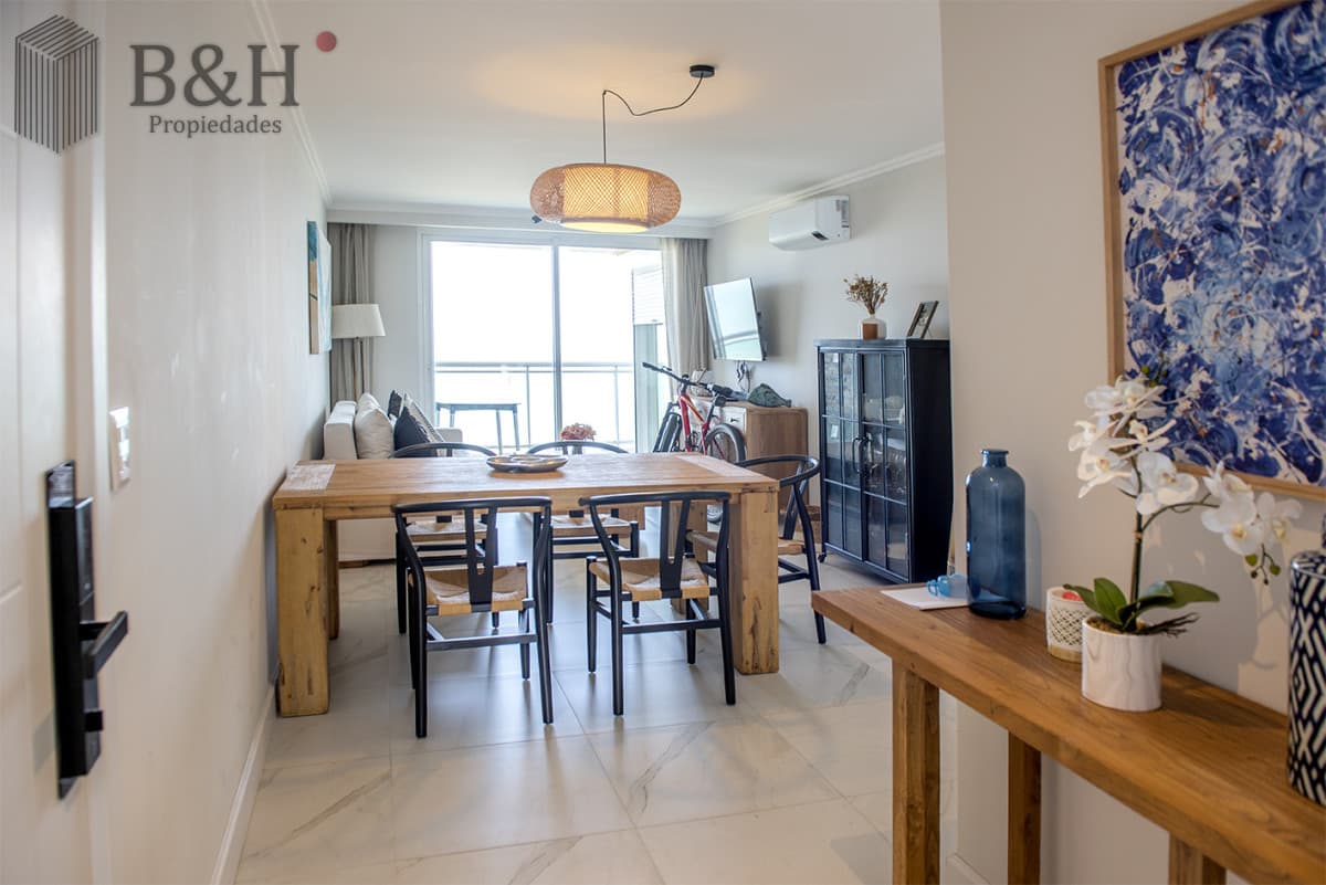 Vende departamento de 2 dormitorios en Playa Mansa, Punta del Este