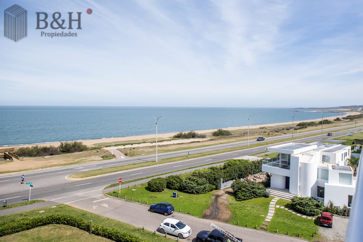 Vende departamento de 2 dormitorios en Playa Mansa, Punta del Este