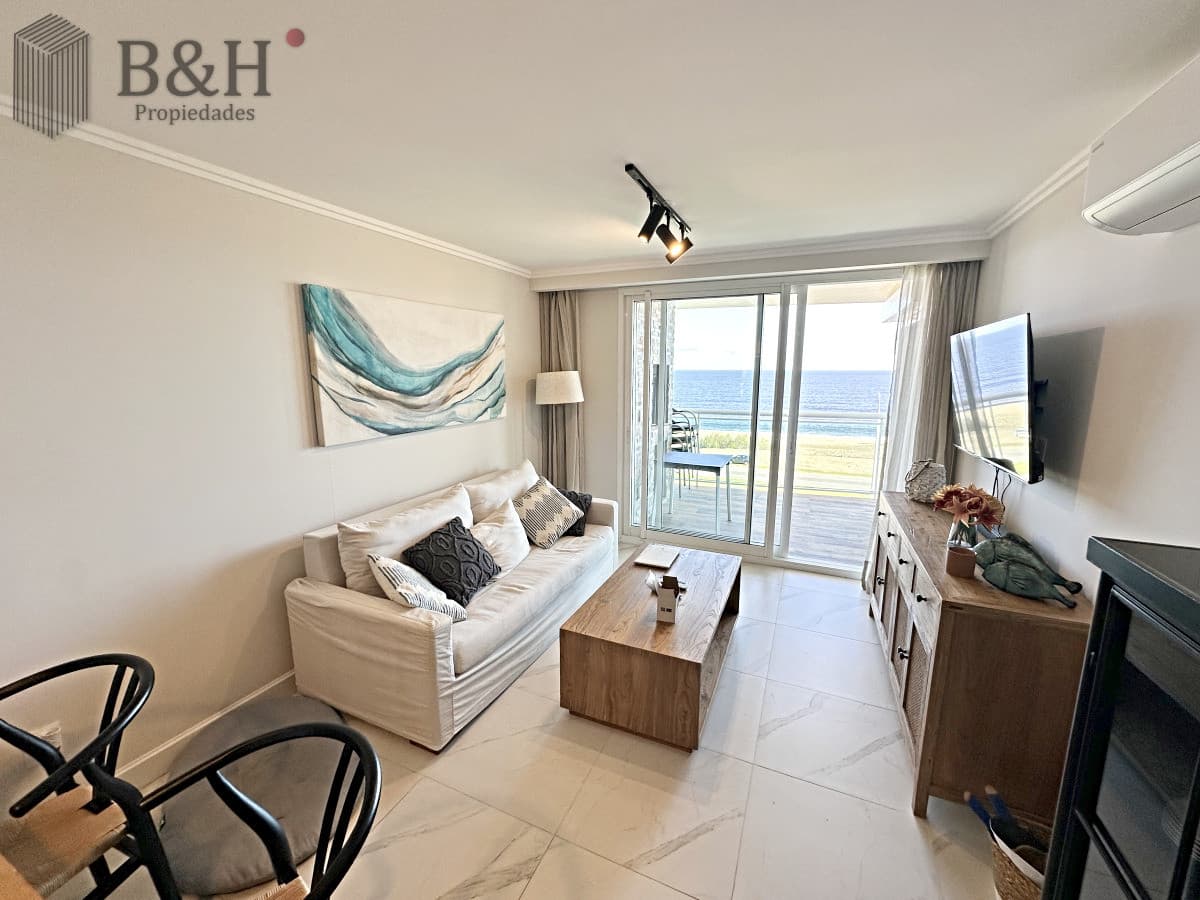Vende departamento de 2 dormitorios en Playa Mansa, Punta del Este