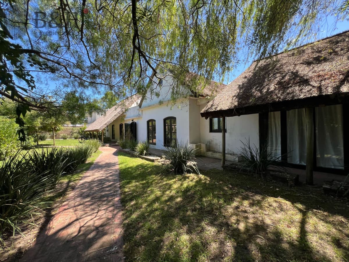 Amplia casa a la venta en Punta del Este de 6 dormitorios en el Tesoro a 200 mts de ruta 10