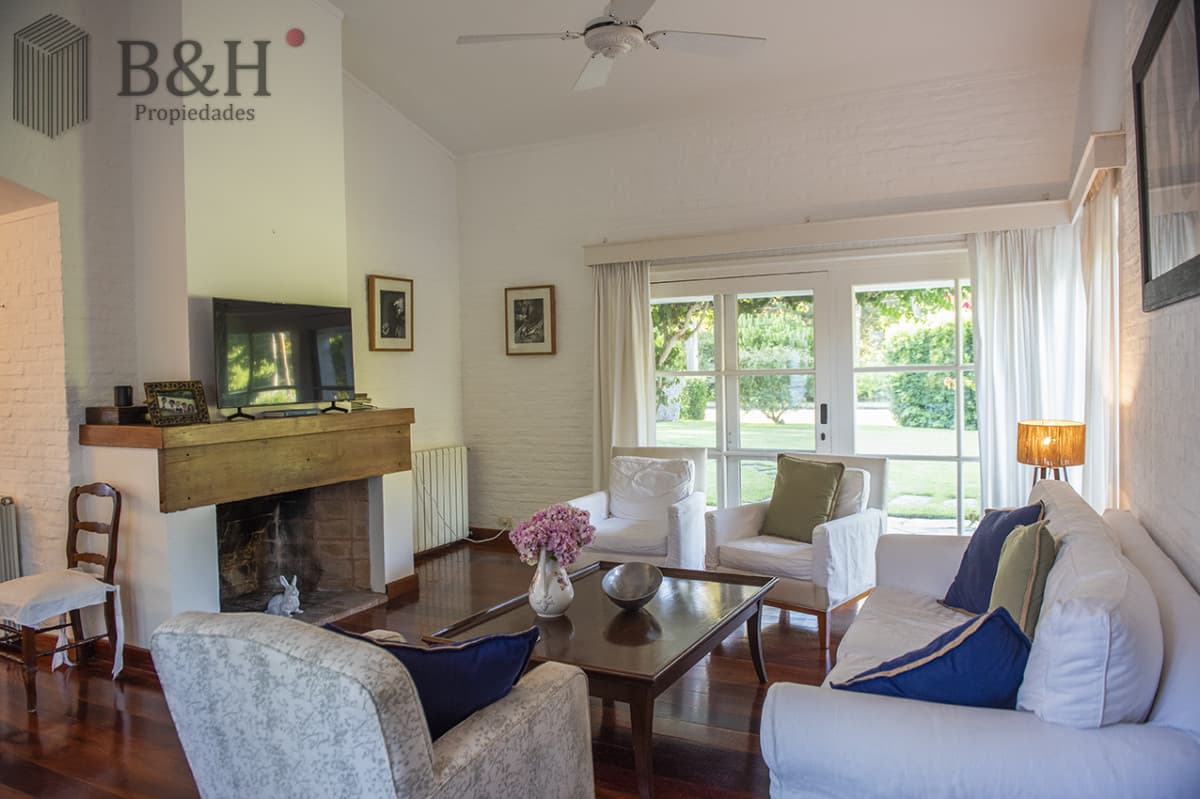 Vende casa en Brava, Punta del Este, de 5 dormitorios.