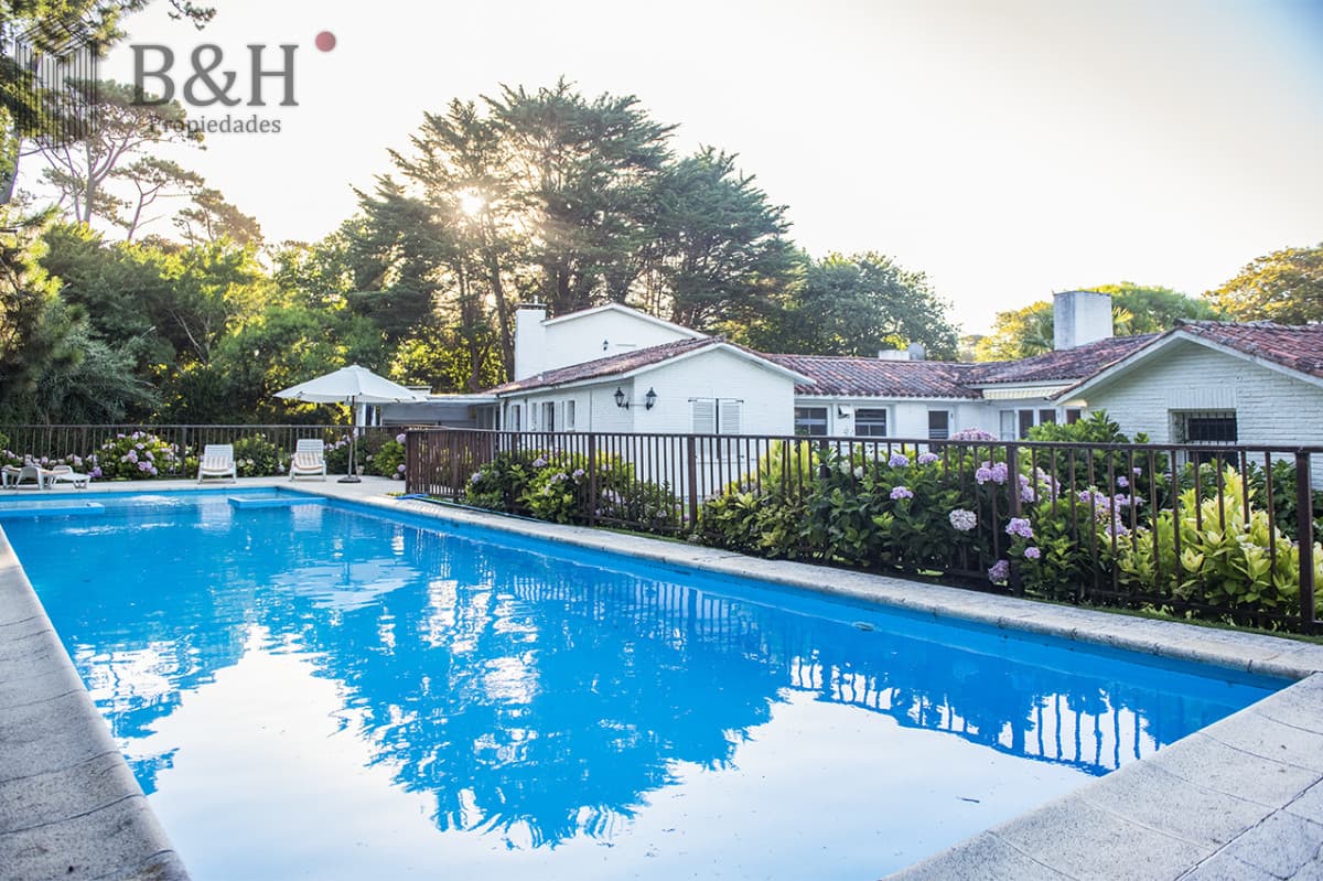 Vende casa en Brava, Punta del Este, de 5 dormitorios.