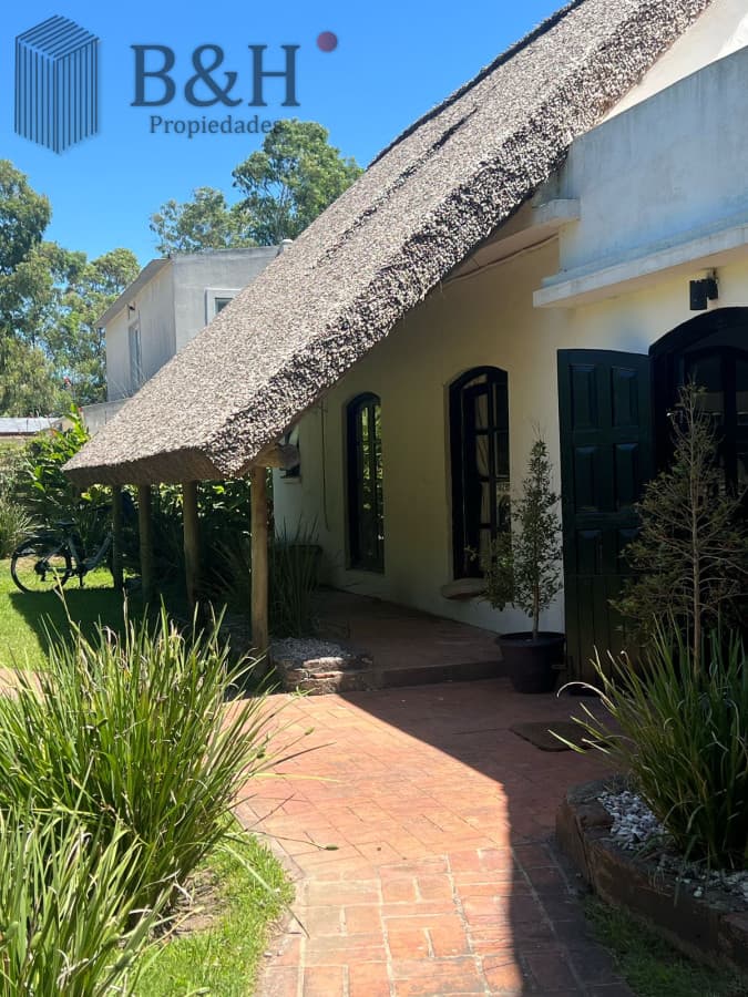 Amplia casa a la venta en Punta del Este de 6 dormitorios en el Tesoro a 200 mts de ruta 10