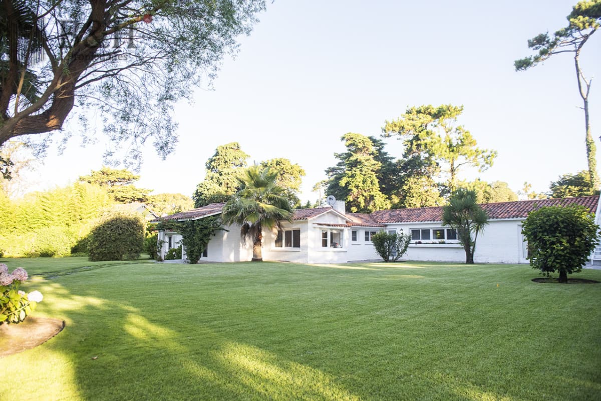 Vende casa en Brava, Punta del Este, de 5 dormitorios.