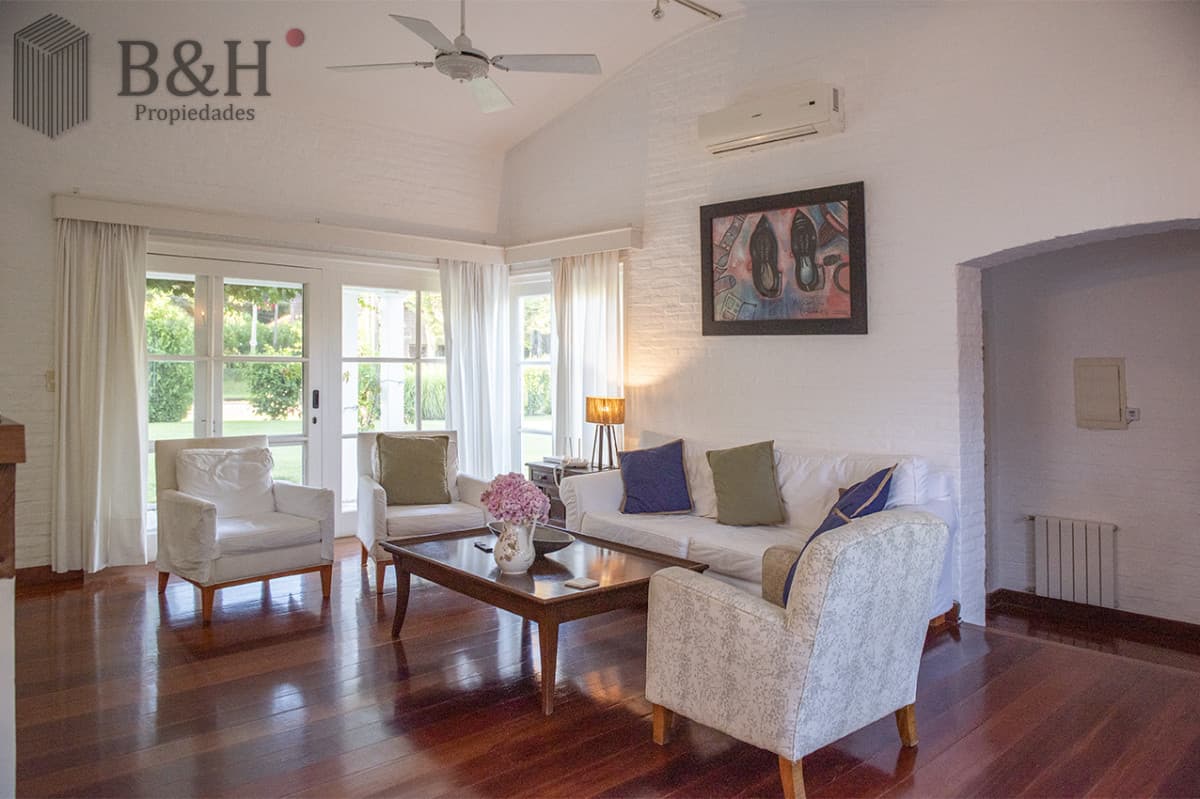 Vende casa en Brava, Punta del Este, de 5 dormitorios.