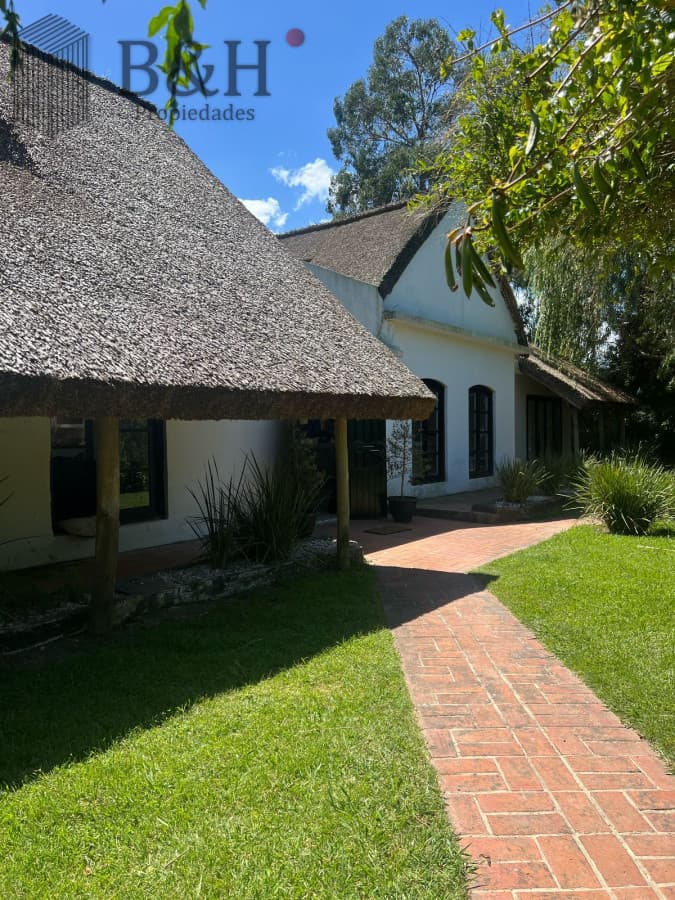 Amplia casa a la venta en Punta del Este de 6 dormitorios en el Tesoro a 200 mts de ruta 10