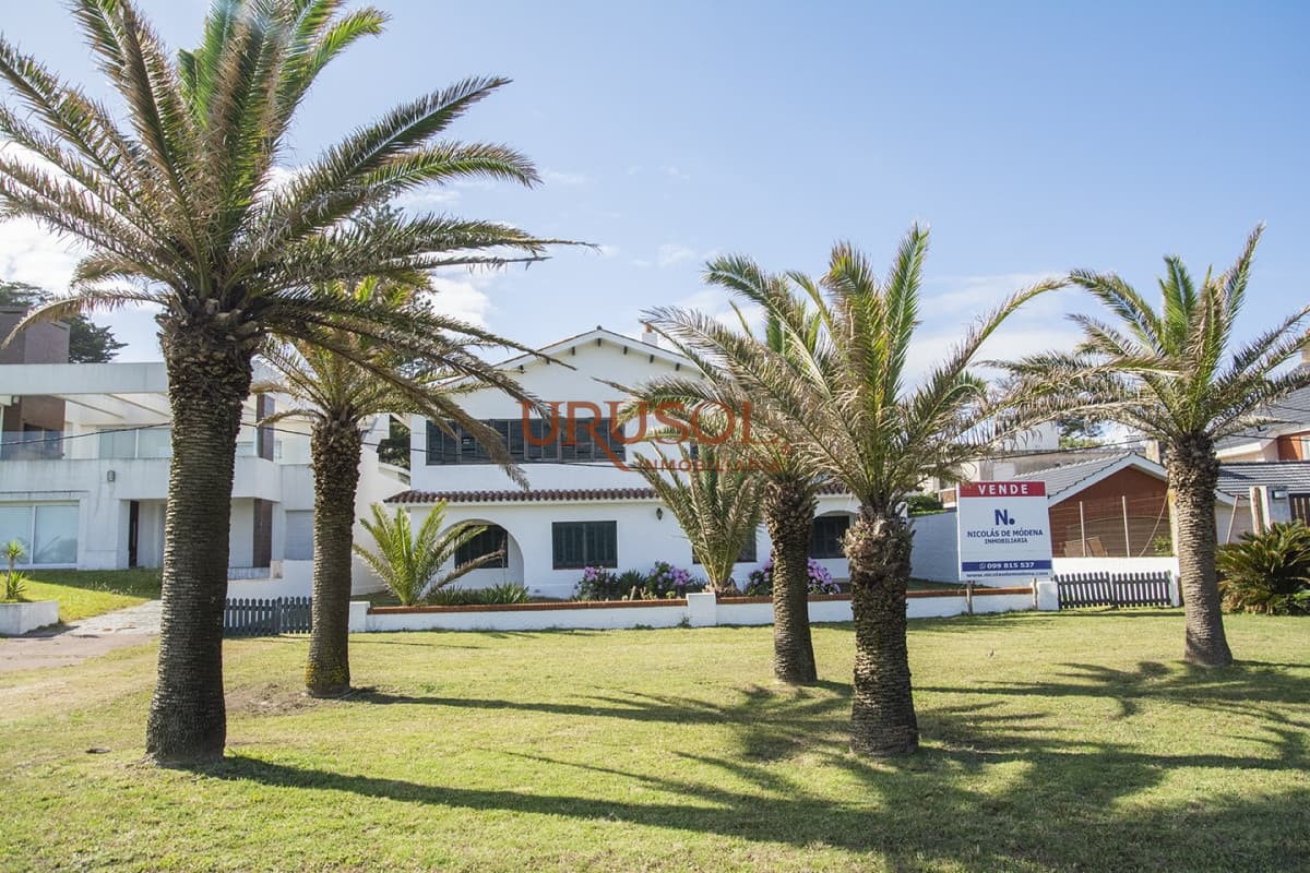 URUSOL Inmobiliaria   Casa ID.159 - Importante residencia frente al mar en venta.