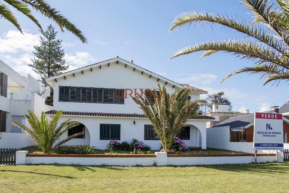 URUSOL Inmobiliaria   Casa ID.159 - Importante residencia frente al mar en venta.