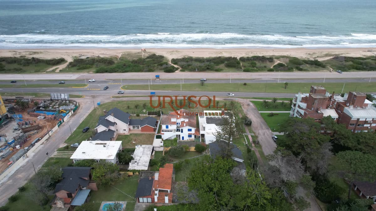 URUSOL Inmobiliaria   Casa ID.159 - Importante residencia frente al mar en venta.