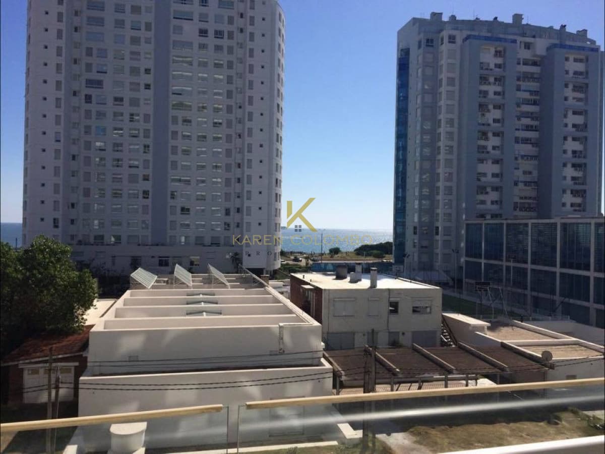 A pasos de Playa Mansa, dpto de 2 dorm + dep en Playa Mansa. Season Tower