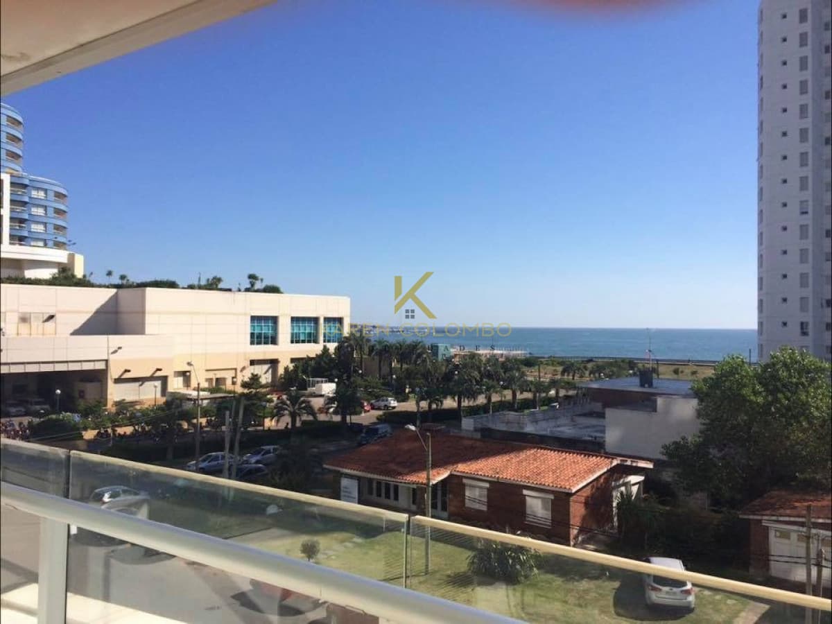 A pasos de Playa Mansa, dpto de 2 dorm + dep en Playa Mansa. Season Tower