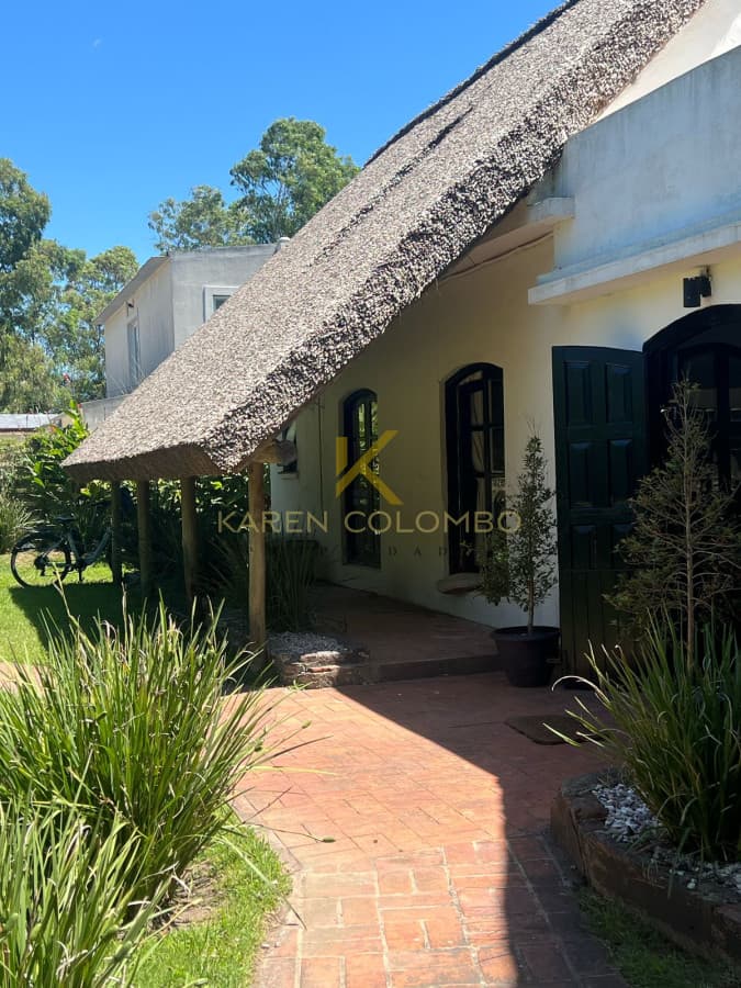 Amplia casa a la venta en Punta del Este de 6 dormitorios en el Tesoro a 200 mts de ruta 10