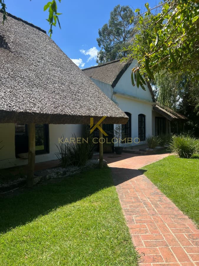 Amplia casa a la venta en Punta del Este de 6 dormitorios en el Tesoro a 200 mts de ruta 10